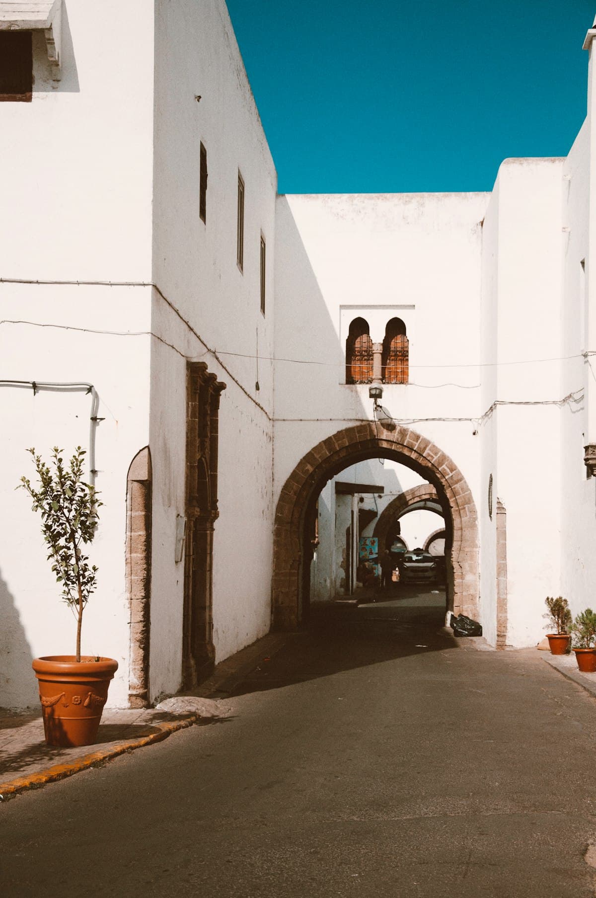 Whitewashed street with a traditional arch in the old medina of Casablanca